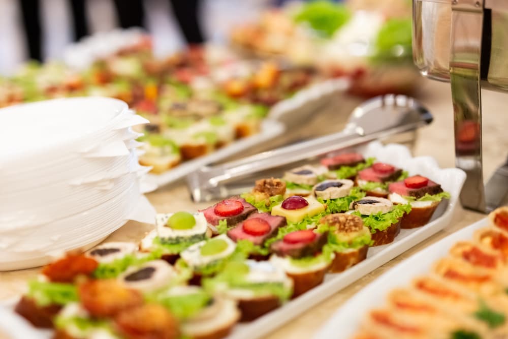 Feines Catering-Buffet mit Canapes